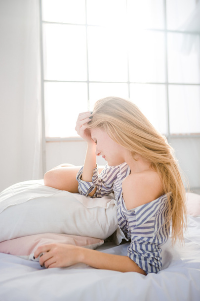 Donna stanca affaticata sdraiata sul letto con mal di testa
 - Foto, immagini