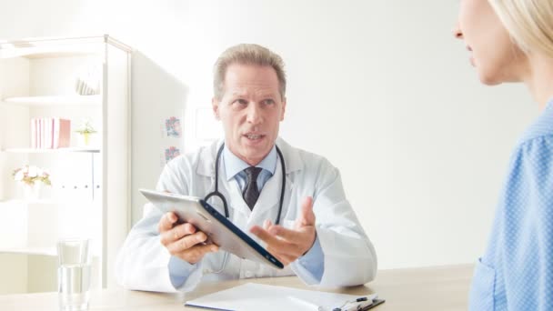 Lääkäri käyttää kannettavaa tablettiaan.
. - Materiaali, video