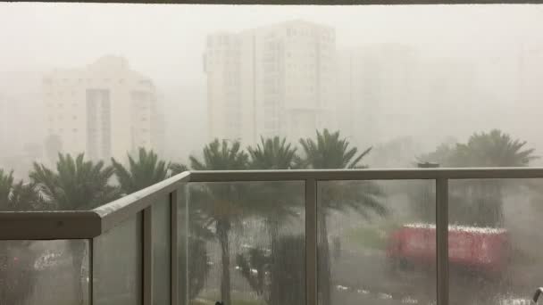 Μπαλκόνι σε μια θυελλώδη ημέρα στο Τελ-Αβίβ - Πλάνα, βίντεο