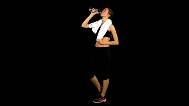 спортивна м'язиста жінка п'є воду, альфа-канал, матовий
 - Кадри, відео