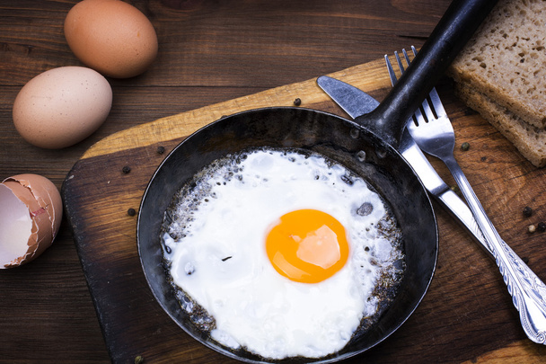 Fried egg on pan - Valokuva, kuva