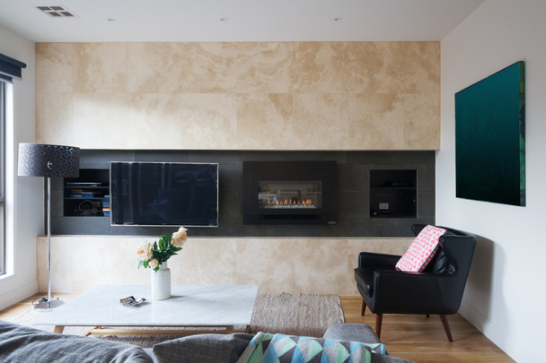 Sala de estar con TV de pared y chimenea de gas
 - Foto, Imagen