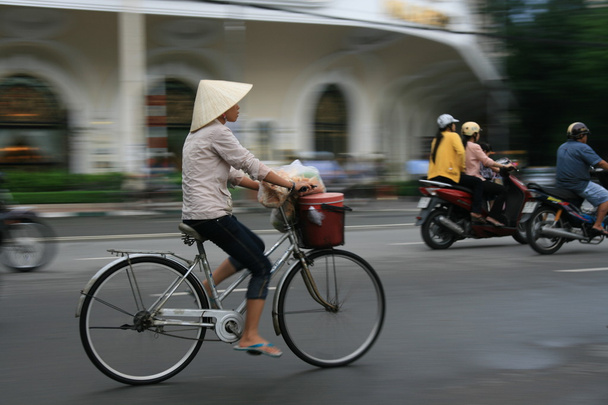 Vietnami nő, kerékpározás - Fotó, kép