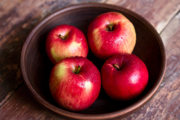 ボウルに赤いリンゴ - 写真・画像