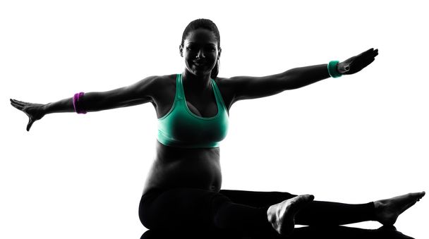 Femme enceinte faisant des exercices
 - Photo, image