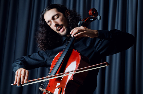 Jugador de violonchelo durante el rendimiento
 - Foto, imagen