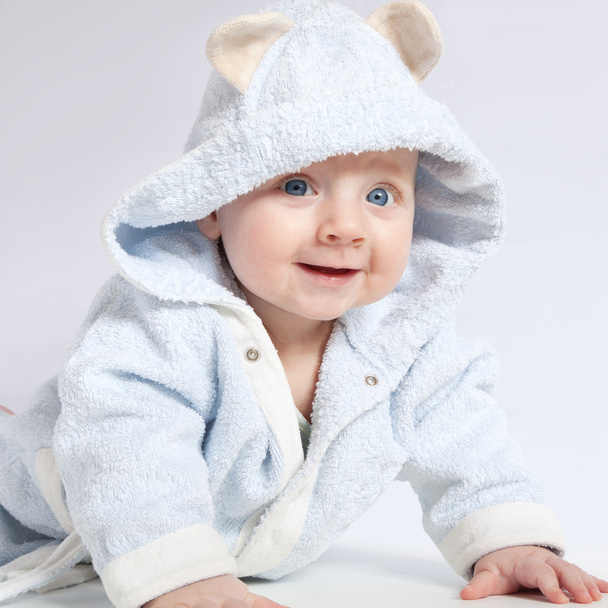 portrét veselé dítě v modrém županu - Fotografie, Obrázek