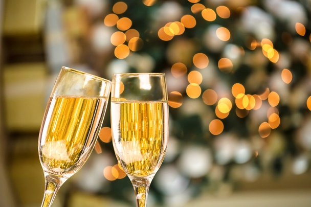 クリスマス ツリーにシャンパン グラス - 写真・画像
