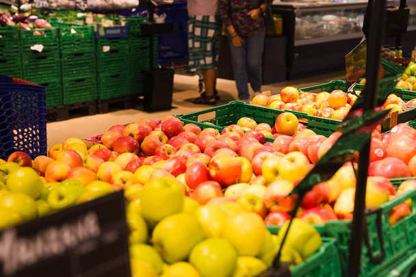Csomó-ból a doboz szupermarket a piros és a zöld alma - Fotó, kép