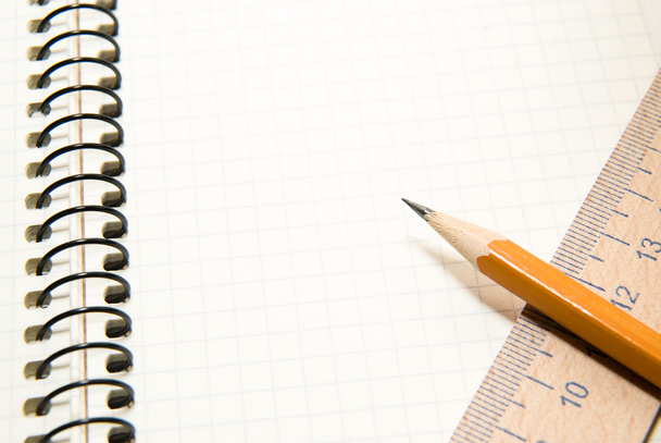 Открытая тетрадь и карандаш поверх белого
 - Фото, изображение
