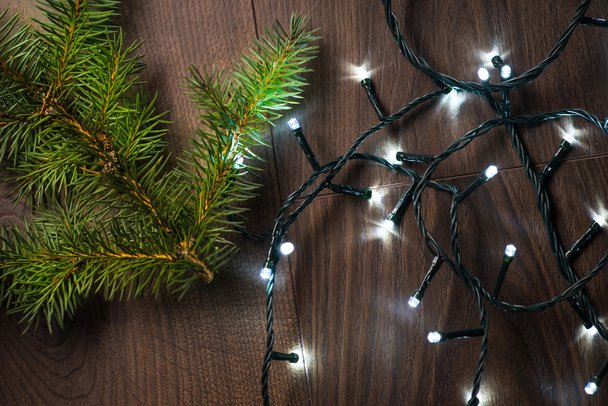 Fenyő-fa ága, a karácsonyi fények a fa felületén - Fotó, kép