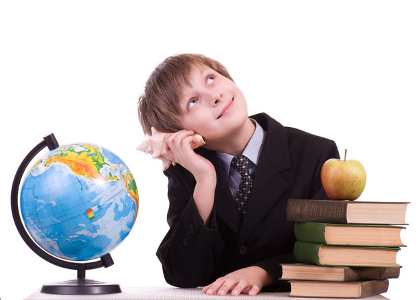Piccolo scolaro ascolta un cockleshell con libri
 - Foto, immagini