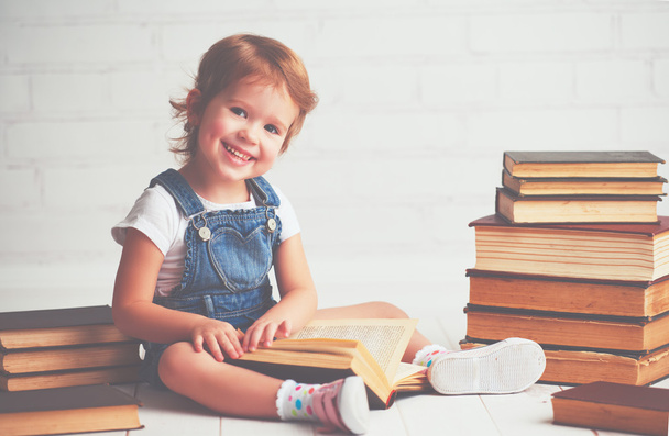 child little girl with books - Foto, imagen