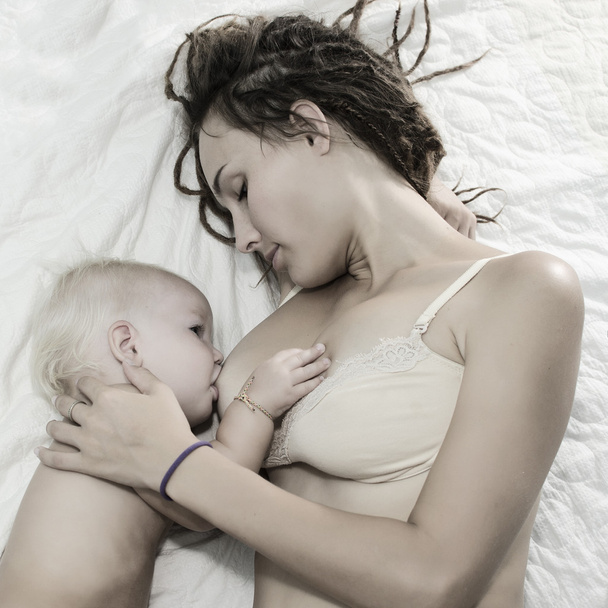 Mother feed baby - Foto, immagini