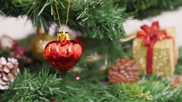Dekoration des Weihnachtsbaums rotes Herz Spielzeug. Pfanne - Filmmaterial, Video