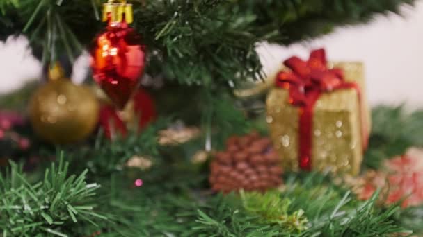 Διακόσμηση του χριστουγεννιάτικου δέντρου κόκκινη καρδιά παιχνίδι - Πλάνα, βίντεο