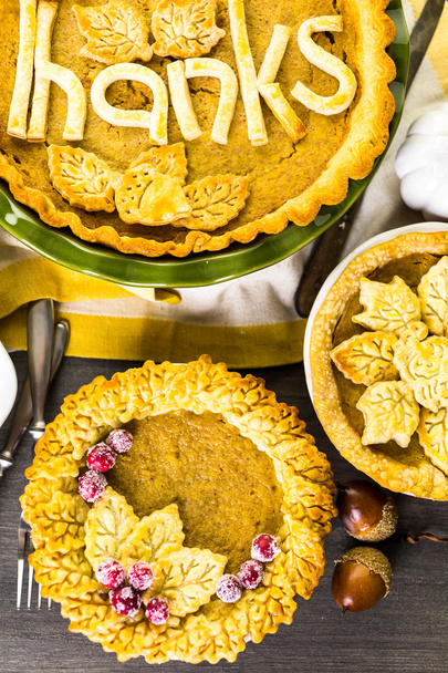 sütőtök pite, az őszi levelek préselt - Fotó, kép