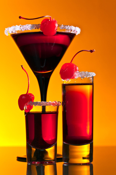  cocktail met kers  - Foto, afbeelding