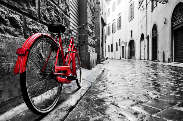 Retro vintage bicicleta roja en la calle adoquín
 - Foto, Imagen