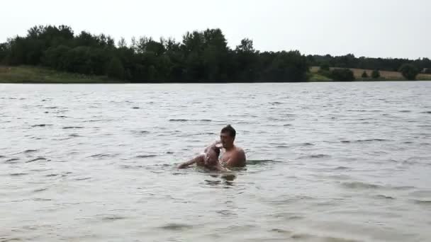 Man teaching girl how to swim. - Footage, Video
