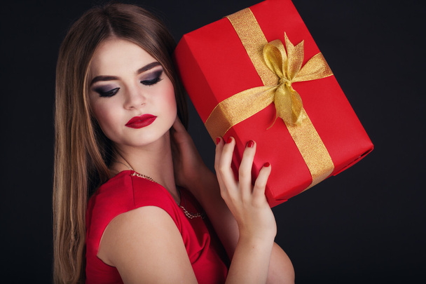 Pretty girl is holding gift box, Christmas time - Foto, immagini
