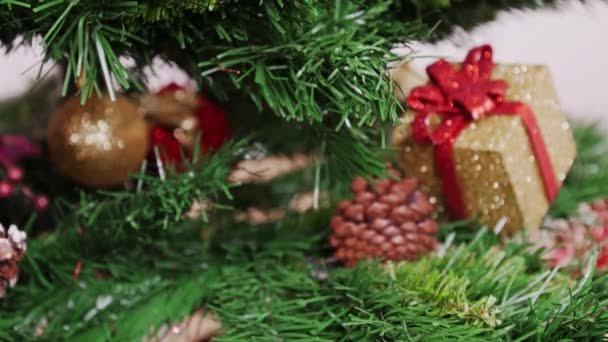 Színes labdát karácsonyi fa dekoráció. Pan - Felvétel, videó
