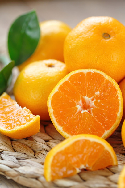 Свежие апельсины на столе - Фото, изображение