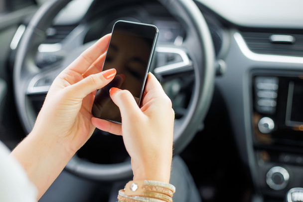 donna in auto utilizzando smartphone - Foto, immagini