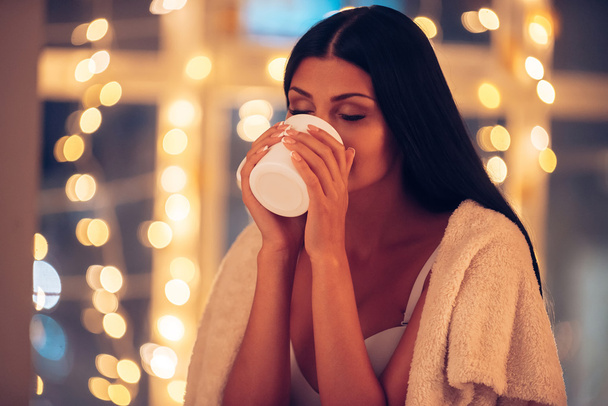 mulher coberta com cobertor beber café
 - Foto, Imagem