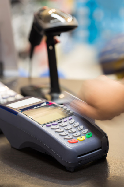 Tarjeta de crédito deslizante mano en la tienda
 - Foto, imagen