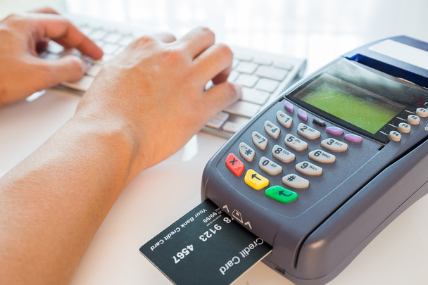 Machine de carte de crédit dans le magasin
 - Photo, image