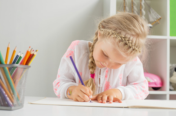 Young girl drawing - 写真・画像