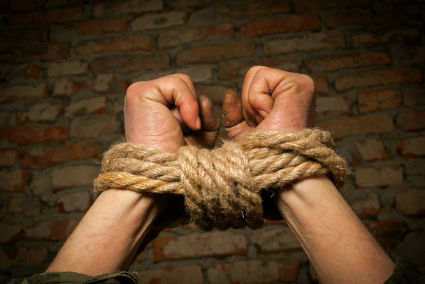 handen van man vastgebonden met touw - Foto, afbeelding