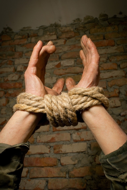 ręce człowieka związany z liny - Zdjęcie, obraz