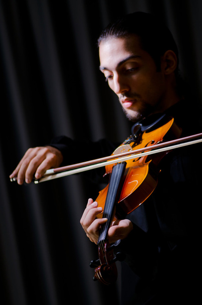 Joven violinista tocando
 - Foto, imagen
