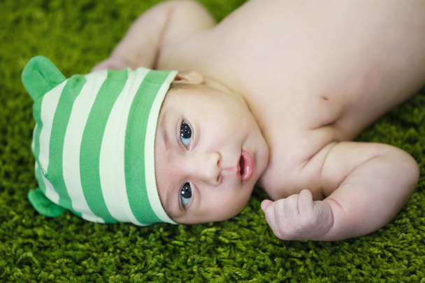 Słodkie dziecko na miękki dywan - Zdjęcie, obraz