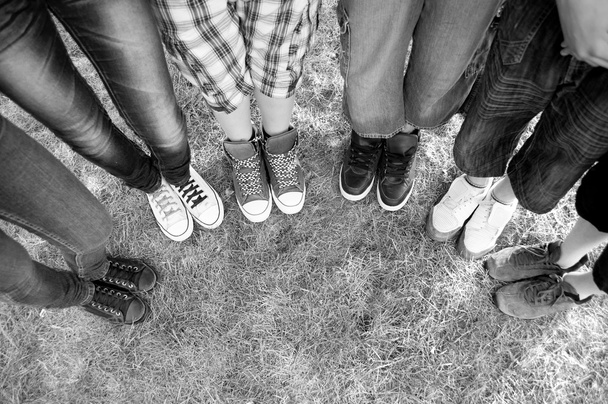 Piernas y zapatillas de deporte de adolescentes y niñas
 - Foto, imagen