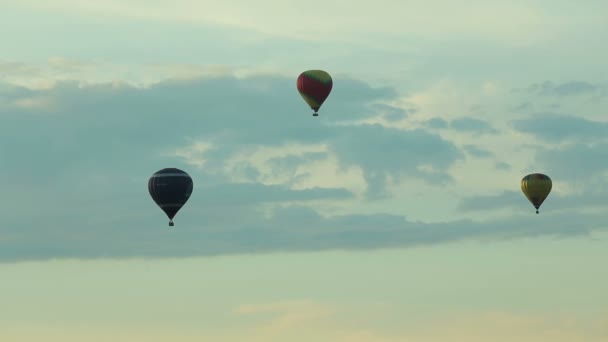 balonów na ogrzane powietrze w błękitne niebo Aerostaty - Materiał filmowy, wideo