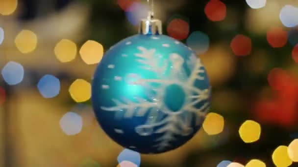 Karácsonyi kék labdát forog, a háttérben a bokeh - Felvétel, videó