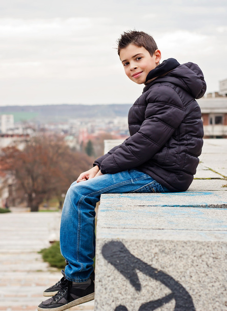 Enfant, assis sur l'escalier
 - Photo, image