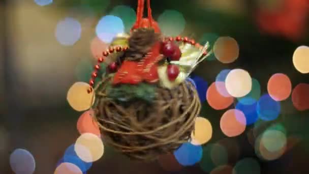 Boże Narodzenie zabawki drewniane obraca się w tło bokeh - Materiał filmowy, wideo