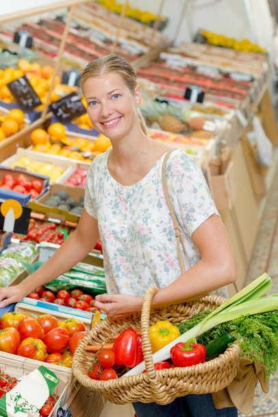 Lady buying vegetables and 30s - Fotografie, Obrázek