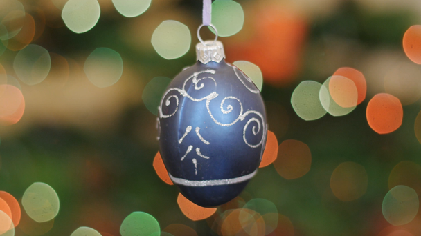 Karácsonyi kék labdát rázza meg a háttérben a bokeh - Felvétel, videó