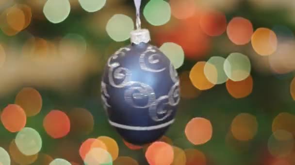 Kerstmis blauwe bal met het draait op de achtergrond bokeh - Video