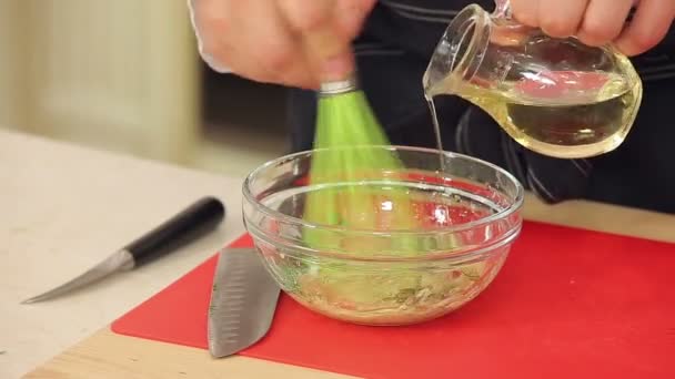 Ingredientes de mistura para molho de salada
 - Filmagem, Vídeo