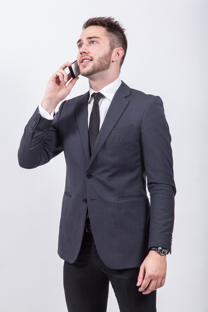 exitoso joven hombre de negocios en traje clásico elegante hablando o
 - Foto, imagen