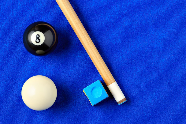 Бильярдные шары, бильярдные шары и мелом в синем бильярдном столе
. - Фото, изображение
