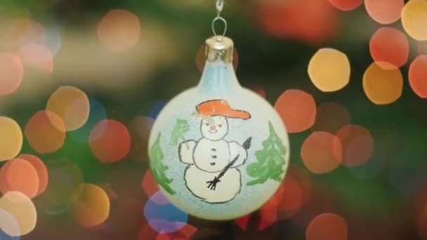 Karácsonyi fehér golyóval rázza meg a háttérben a bokeh - Felvétel, videó