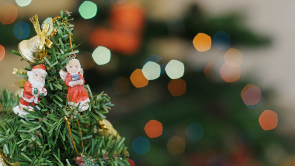 Χριστουγεννιάτικο δέντρο στο φόντο θολή φώτα τη νύχτα - Πλάνα, βίντεο