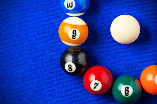 бильярдные шары в голубом бильярдном столе
. - Фото, изображение